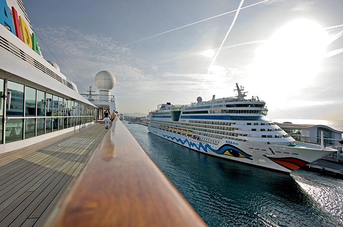 Blick von einem AIDA-Kreuzfahrtschiff auf ein weiteres AIDA-Kreuzfahrtschiff im Hafen von Warnemuende